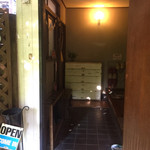 ガレージ ブルーベル - 玄関です。