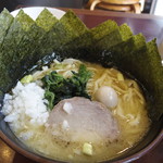 釜利家 - 醤油ラーメン(680円)+海苔まし(50円)