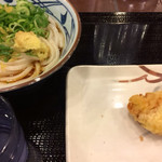 Marugame Seimen - 「ぶっかけ 冷」の並＆「かしわ天」！
      天ぷらはアプリのクーポンで無料。
      コシのあるうどん、揚げたての天麩羅、美味です。