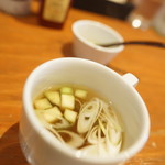 裏参道牛肉店 - ネギとじゅんさいのビーフコンソメ