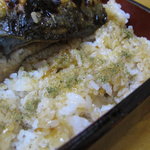 豊松 - 鰻をめくってご飯に山椒をかけます