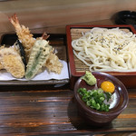 富士 - 天ざるうどん。ゴマがかかっています。