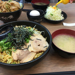 伝説のすた丼屋 - 手前が油そば大盛り  奥がすた丼餃子セット(味噌汁、サラダ、生玉子付き)