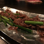 お好み焼き いまり - あご筋とにんにくの芽炒め