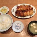 ホワイト餃子 - 餃子定食（10個）828円