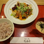 さんるーむ - 鯖とたっぷり野菜の黒酢あんかけ定食