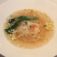 カントニーズ 燕 - 海老雲呑入り香港細麺のスープヌードル