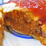 お好み焼き はやし - 中身は玉ねぎがたっぷり入ったケチャップライスで、
      コマ切りの肉と海老が少し入ってます。
      しっかり炒められた玉ねぎが香ばしくて、
      濃い目のケチャップライスがとっても美味しいです。