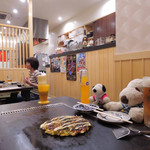 店内は地元のお客さんですごく賑わってるよ。
          カウンター、テーブル、小上りの掘りごたつ席があって
          ボキらは掘りごたつ席に案内されました。
          
          早速、ビールとオレンジジュースでかんぱ～い！！
          