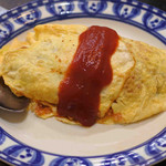 お好み焼き はやし - そして〆に注文したのは、オムライス490円。
      
      お好み焼き屋さんにオムライスって珍しいよね～
      昔ながらの薄焼き玉子が巻かれてるタイプだよ。