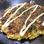 ボキらが注文したのは、お好み焼きブタ玉390円。すこし小さめサイズだけど、390円はお安いよねぇ。しかも美味しいんだ～♪