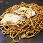 やきそばイカ340円。
          
          麺は太麺でもっちり、ソースが濃くて屋台の焼きそばみたいだよ。
          濃い味焼きそばなのでビールがすすみます。