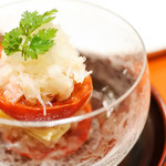 トマトと新玉ねぎ、真如寺湯葉、毛蟹を添えて