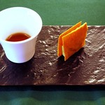 アマルフィ - 濃厚八幡浜の魚介スープ、エンドウ豆のムースとチーズ