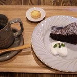 のんびりCafe - スロー・コーヒー（450円）、ガトーショコラ（350円）