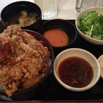 唐揚げ 一筋 - デカ盛り唐揚げ丼