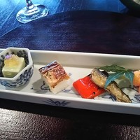 花山椒 - 八寸 (左から)枝豆豆腐、かますの棒寿司、万願寺唐辛子と稚鮎、クリームチーズ