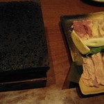 Akitaryouri Wattaribouzu - 溶岩焼 比内地鶏＆シャモロック食べ比べ焼きハーフ