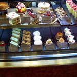 Patisserie du Chef FUJIU - 高幡不動"Patisserie du Chef FUJIU"店内ショーケース右