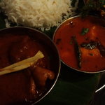 左がチキンカレー右が魚カレー