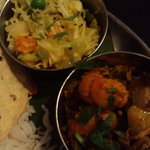 右が海老カレーで左が野菜のスパイス炒め