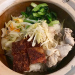 脆皮焼肉白鶏飯 パリッとポークと蒸し鶏の炊き込み土鍋ご飯 (サラダ、スープ、惣菜付き)1000円