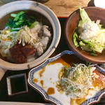 黒猫夜 - 脆皮焼肉白鶏飯 パリッとポークと蒸し鶏の炊き込み土鍋ご飯 (サラダ、スープ、惣菜付き)1000円