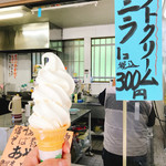 信州名産品センターこばやし - バニラソフトクリーム300円