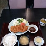 三徳寿し - トンカツ定食、1100円です。