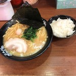 池袋商店 - ラーメン(並)。
      税込650円。
      旨し。