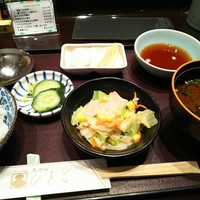 天ぷら ひさご - ご飯、赤出し、サラダ、漬け物