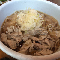 とんかつ & 焼鳥 An - 沖縄県豚葱たっぷり蕎麦900円