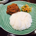 アユンテラス - バダン風牛肉のスパイス煮丼（990円）