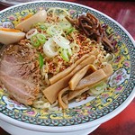 ラーメンの店　大吉 - 油そば全景。麺の下に具材が隠されている