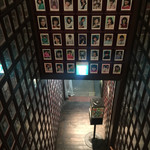 yoyogimirukuho-ru - 店内に昇る階段の壁、天井にも沢山のレコードジャケット。