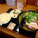 ラーメン工房　はっぴ - 半熟卵ラー麺(¥690)大盛(+¥100)もやし(¥100)
      白ランチ(+¥110)  計 ¥1,000
      もやしをトッピングしたとはいえ、一番シンプルなラー麺の大盛にごはんのランチ基本形。