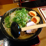 ラーメン工房　はっぴ - 半熟卵ラー麺(¥690) 大盛(+¥100もやし(+¥100)
      久々に普通の豚骨醤油のラー麺を食べた。醤油自体に甘さがあるようで、やはり全体に優しい味。だが、インパクトが足りない感は否めない。