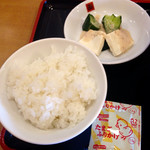 ラーメン工房　はっぴ - 白ランチ(+¥110)
      ごはんと日替わりの小鉢が付く。今日は豆腐とキュウリに胡麻ドレッシングがかかったもの。不味くはないが正直意味不明だった。ふりかけが付いてくるのが地味に嬉しかったりする。
