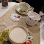 Testa Rossa Cafe - 大好きな横浜元町のサンドグラスの茶葉を使ったミルクティー（手前）が美味しい♪サンドグラスの方がクリームがもくもく乗ってます！