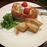 肴処 志堅原 - キノコとベーコンのパケットでグラタン