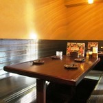 肴処 志堅原 - 店内のテーブル席