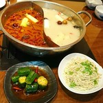 Chuugoku Hinabe Semmon Ten Sha Ofeiyan - 火鍋の辛さは、小辛で十分辛いです。白湯スープはまろやかなお味で、ゴマダレが合います。