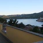 HOTEL LA BUSSOLA - テラスから見る夜8時のオルタ湖