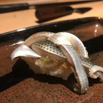 こはだ 芝海老のそぼろを間に