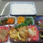 福山まるたま - まるたま弁当 税込410円　鶏の唐揚げとさんまの梅煮(2017.06.19)