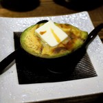 にほん酒と肴 酔音 - 焼きアボカド・チーズ
