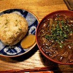 にほん酒と肴 酔音 - じゃこおにぎり2個 500円、布海苔味噌汁 380円