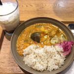 スープストックトーキョー - サンバール、無花果チャツネのラッシー