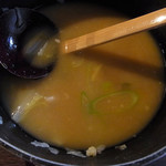皆吉 - 味噌ベースのスープ