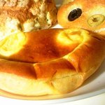 トコハベーカリー - なんか笑ってる顔みたいなクリームパン